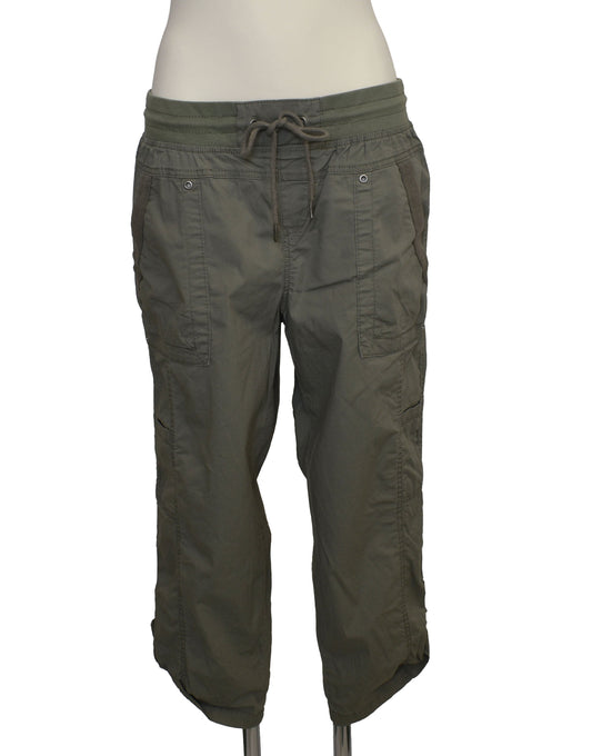 Gráar cargo capri buxur