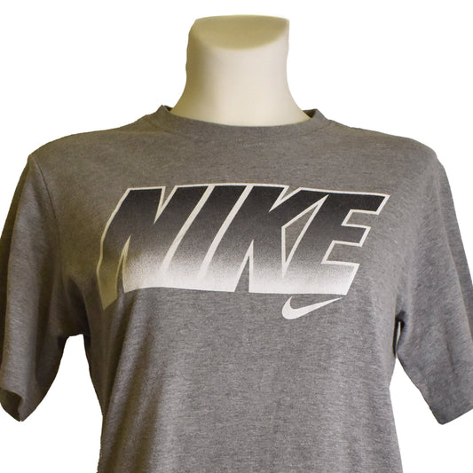 Grár Nike stuttermabolur